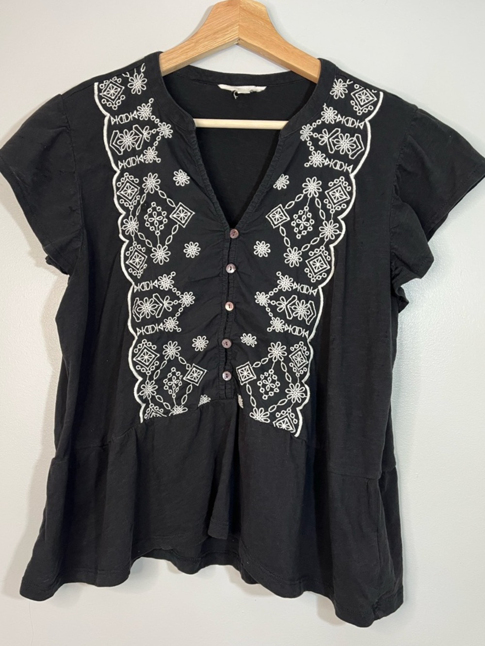 Lucky Brand Black Boho V-Neck Button Front Top w/White Embroidery Women’s Large